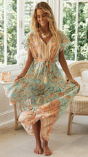 Bohemisk långklänning med blommönster och volanger - 