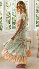 Bohemisk långklänning med blommönster och volanger - 