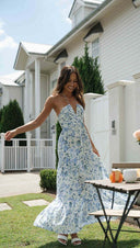 blommig klänning med halterneck och feminin design