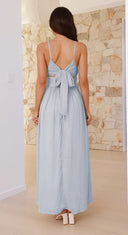 Elegant maxiklänning med djup V-ringning från FENTASY