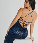 Festklänningar – mörkblå glittrig klänning med tunn axelrem