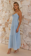 Lång maxiklänning med elegant fall och rörelse