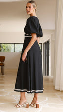 Maxiklänning med markerad midja och lång kjol